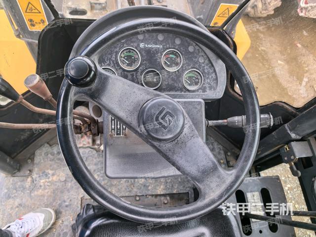 駕駛室內(nèi)部（駕駛室部分）