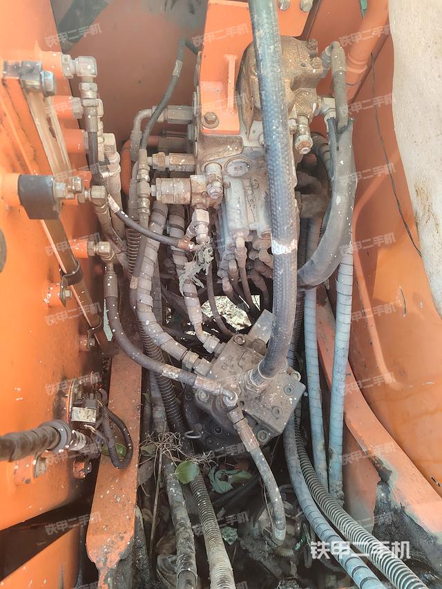 回转马达和主控阀（整机外观）