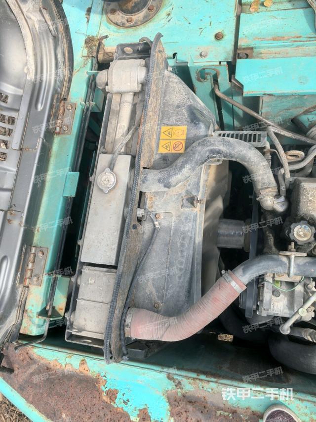 中央回轉(zhuǎn)接頭特寫(xiě)（上車(chē)部件）