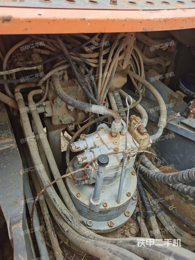 回转马达和主控阀（整机外观）