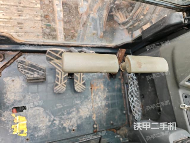 行走控制手柄和踏板 俯拍（驾驶室部分）