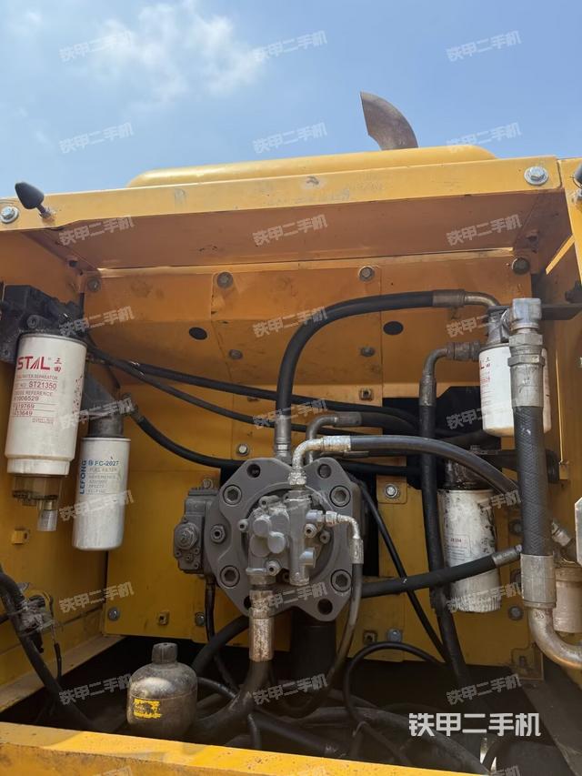 液压泵舱室正面整体（整机外观）