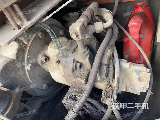 液压泵舱室正面整体（整机外观）