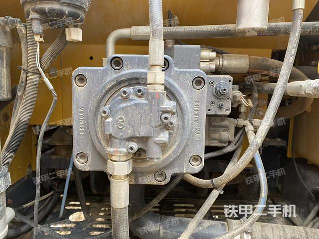 液压泵舱室正面整体（整机外观）