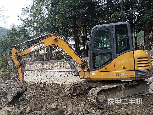 驾驶室顶部（整机外观）