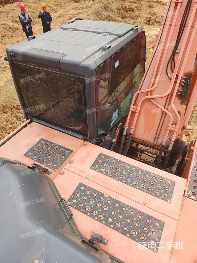 驾驶室顶部（整机外观）