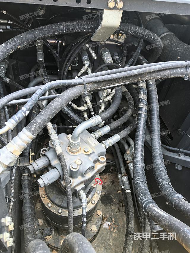 回转马达和主控阀（整机外观）