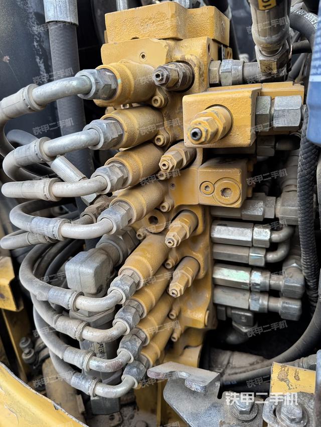 回转马达和主控阀（整机外观）