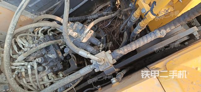 回转马达和主控阀（整机外观）