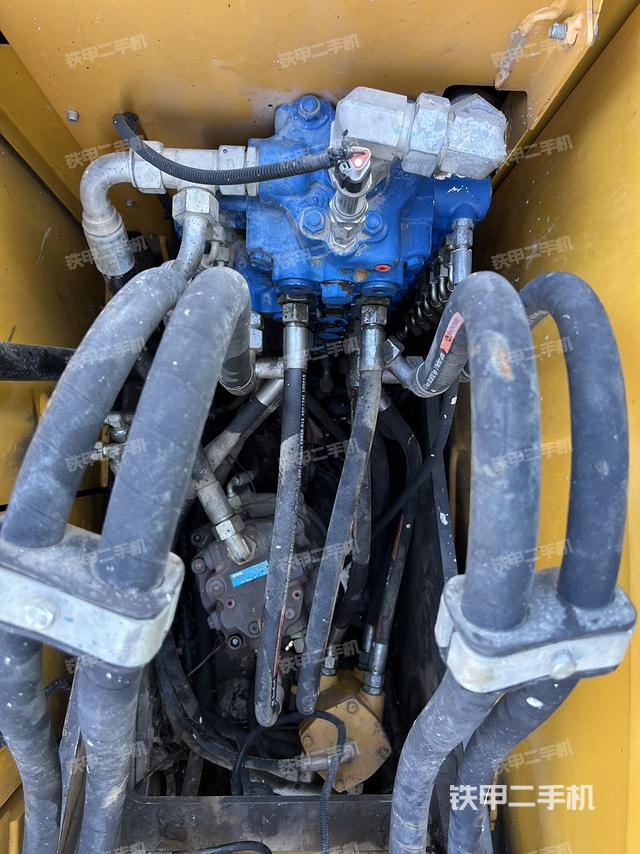 回轉(zhuǎn)馬達(dá)和主控閥（整機(jī)外觀）