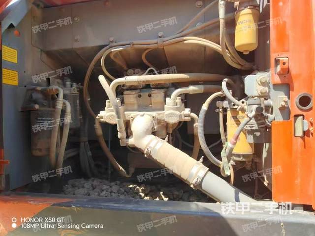 液压泵舱室正面整体（整机外观）