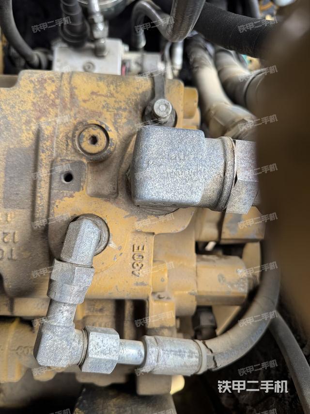 液压泵舱室正面整体（整机外观）