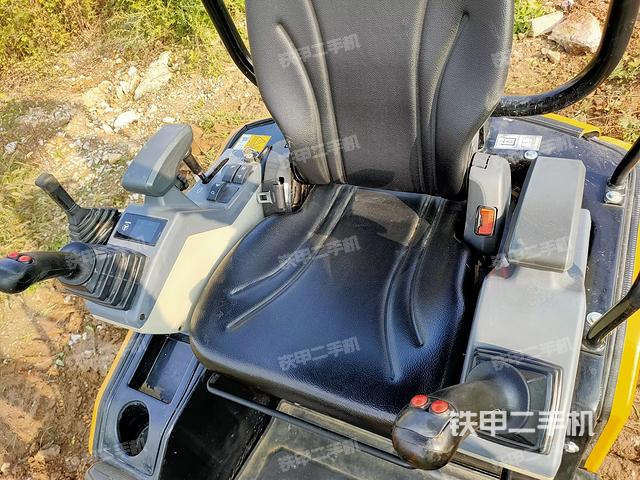 駕駛室頂部（整機外觀）