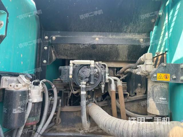 液压泵舱室正面整体（整机外观）