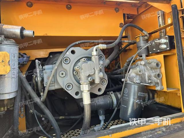 液压泵舱室正面整体（整机外观）