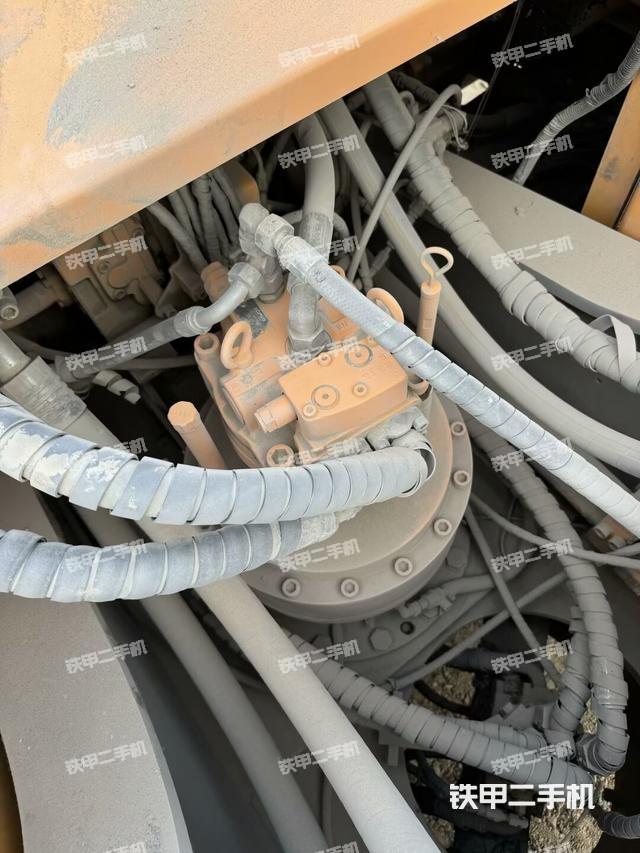 回转马达和主控阀（整机外观）