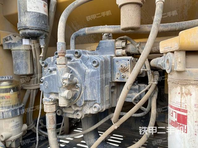 液压泵舱室正面整体（整机外观）