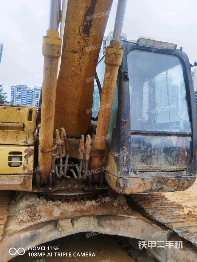 大臂油缸整体 竖拍（工作和回转装置）