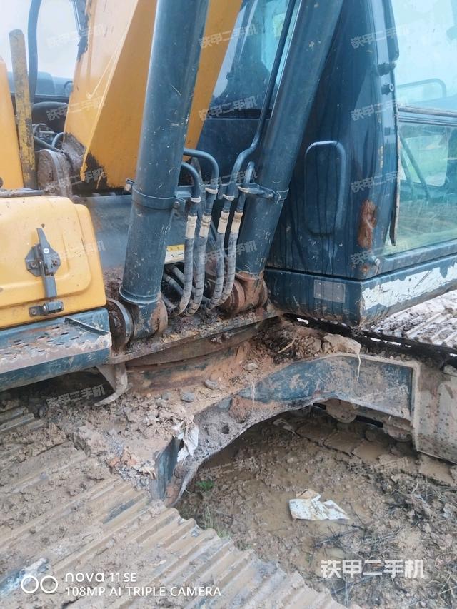 大臂油缸整体 竖拍（工作和回转装置）