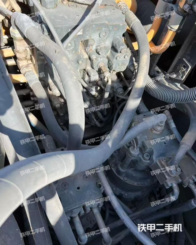 回转马达和主控阀（整机外观）