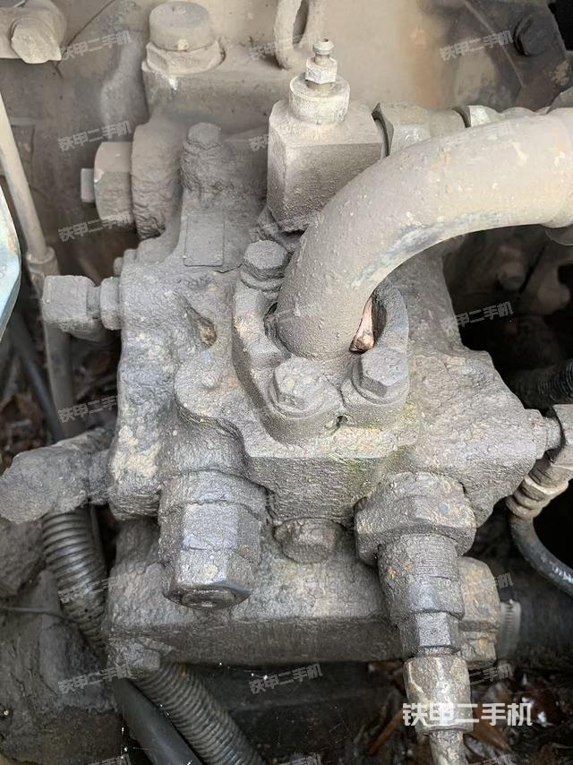 液壓泵艙室正面整體（整機外觀）