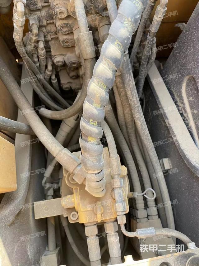 回转马达和主控阀（整机外观）