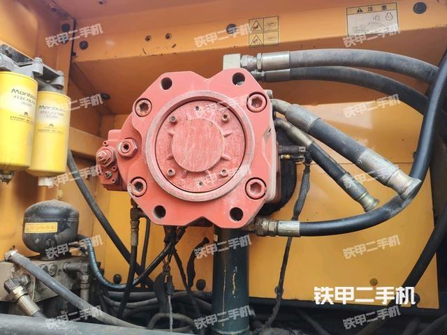 液压泵舱室正面整体（整机外观）