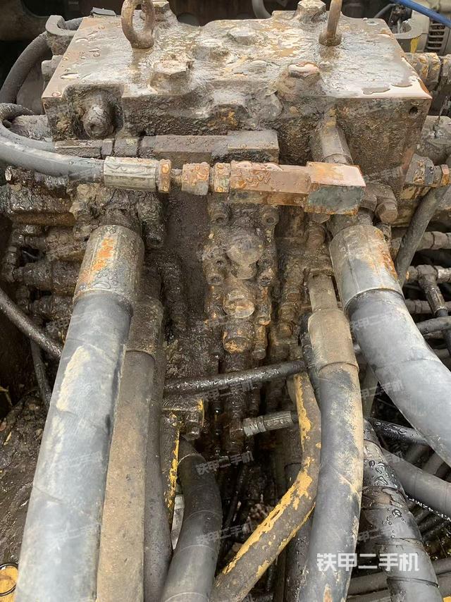 回轉(zhuǎn)馬達(dá)和主控閥（整機(jī)外觀）