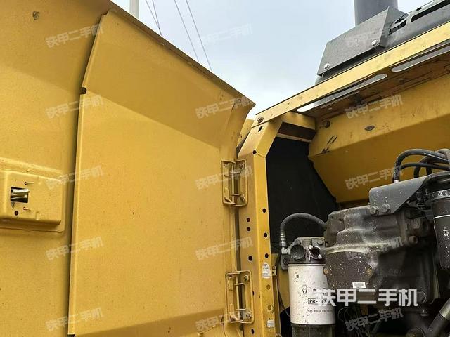 液压泵舱室正面整体（整机外观）