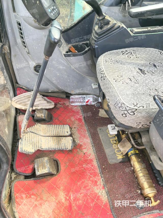 行走控制手柄和踏板?俯拍（駕駛室部分）