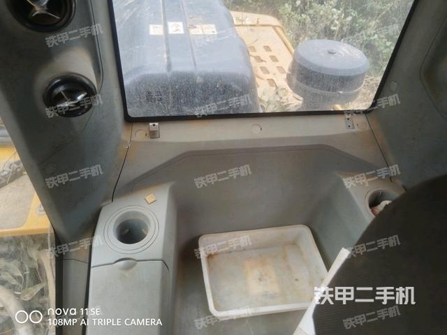 行走控制手柄和踏板 俯拍（驾驶室部分）