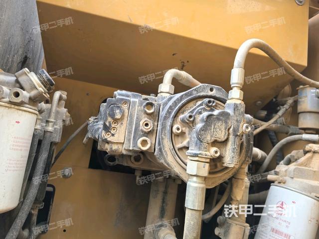 液压泵舱室正面整体（整机外观）