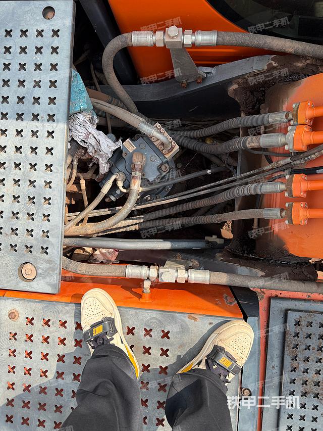 回转马达和主控阀（整机外观）