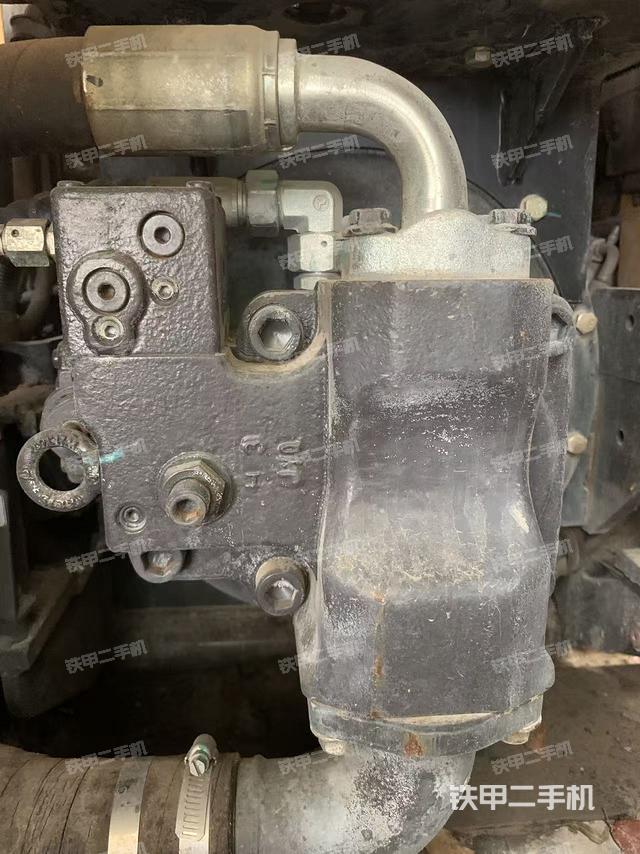 液压泵舱室正面整体（整机外观）