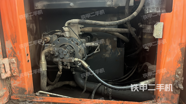 液压泵舱室正面整体（整机外观）