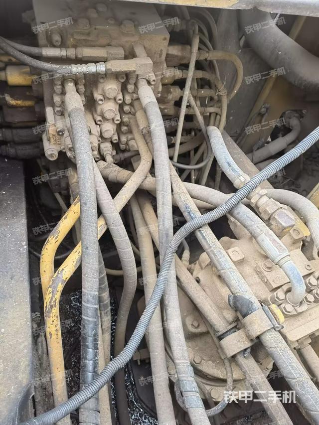 回轉(zhuǎn)馬達(dá)和主控閥（整機(jī)外觀）