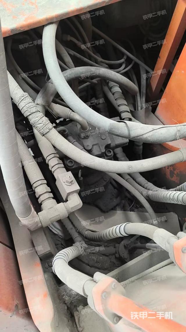 回轉(zhuǎn)馬達(dá)和主控閥（整機(jī)外觀）