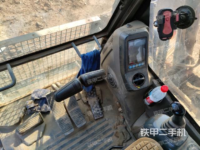 行走控制手柄和踏板?俯拍（駕駛室部分）