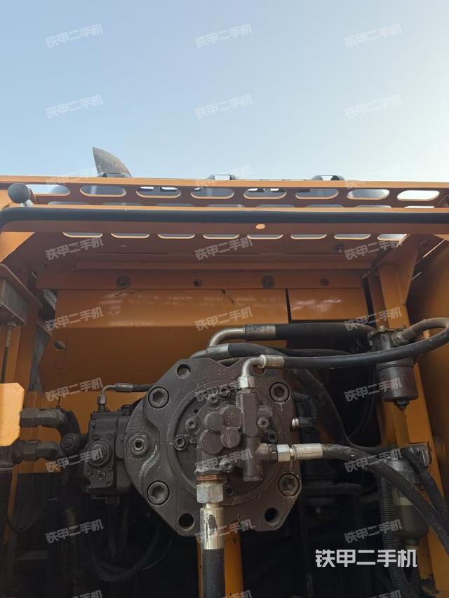 液压泵舱室正面整体（整机外观）