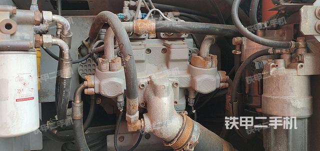 液壓泵艙室正面整體（整機外觀）