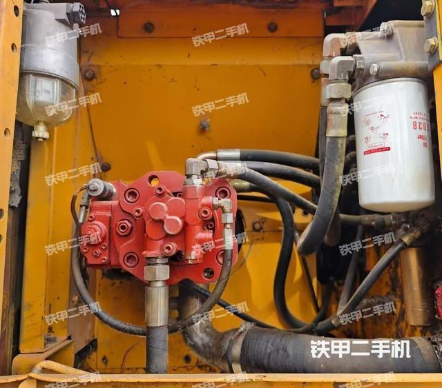 液压泵舱室正面整体（整机外观）