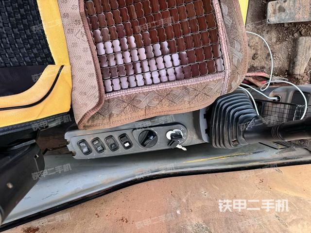 后窗玻璃角標（駕駛室部分）