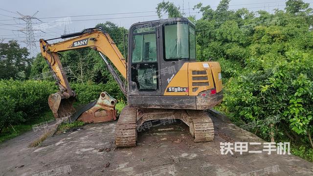 液压泵舱室正面整体（整机外观）