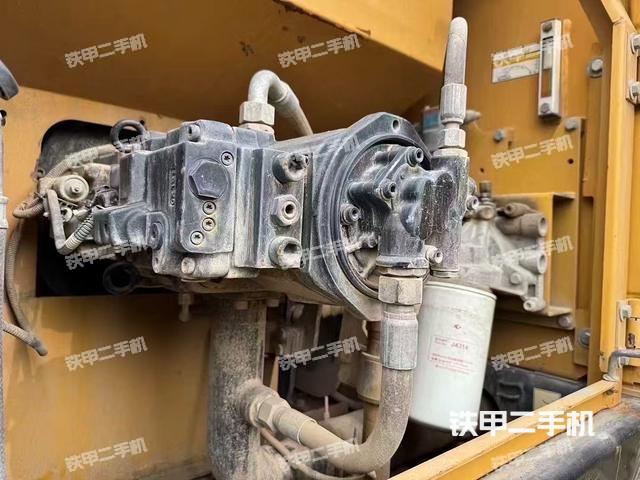 液压泵舱室正面整体（整机外观）