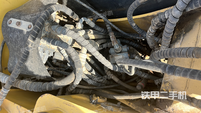 回轉(zhuǎn)馬達(dá)和主控閥（整機(jī)外觀）