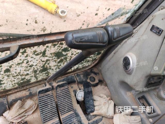 行走控制手柄和踏板?俯拍（駕駛室部分）