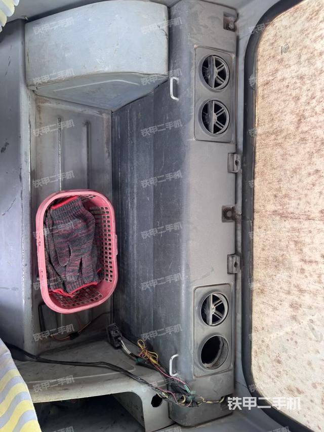 行走控制手柄和踏板?俯拍（駕駛室部分）