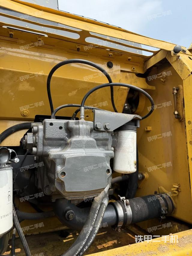 液压泵舱室正面整体（整机外观）