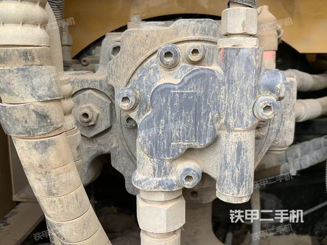 液压泵舱室正面整体（整机外观）