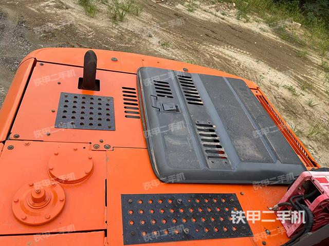 駕駛室頂部（整機外觀）